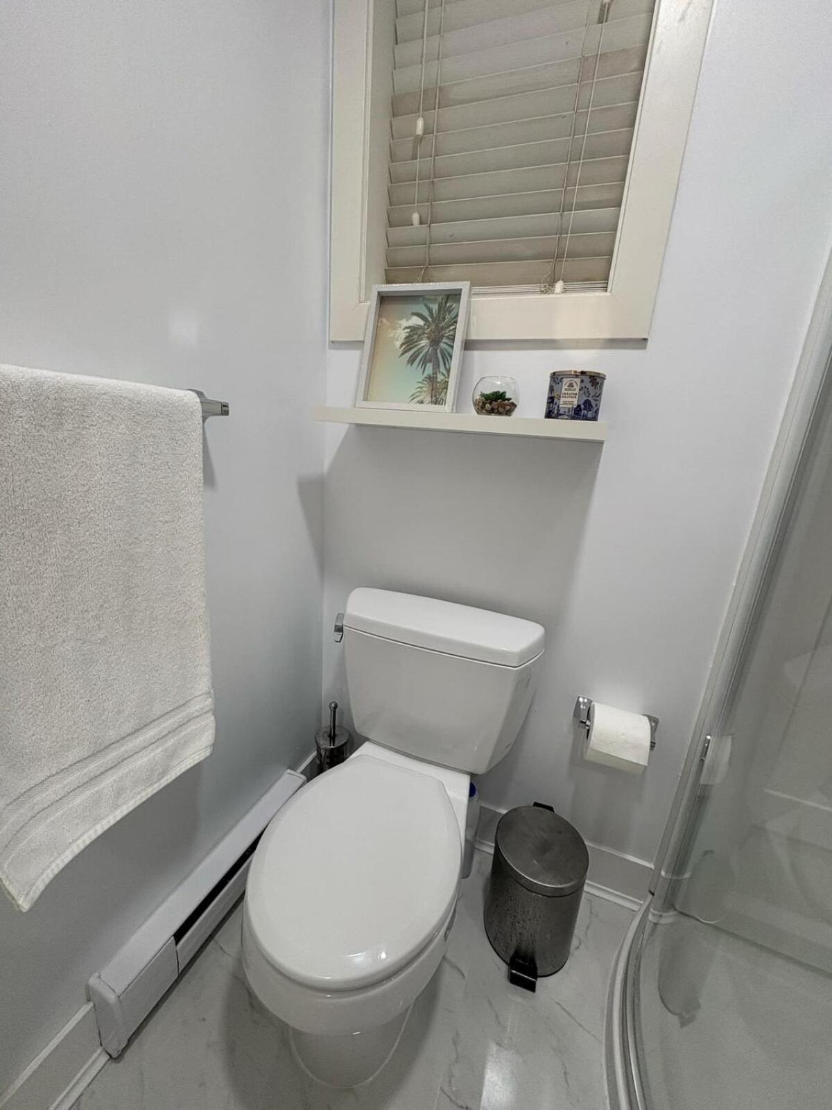 Guest Room With Private Bath In Langford Victoria Exterior foto